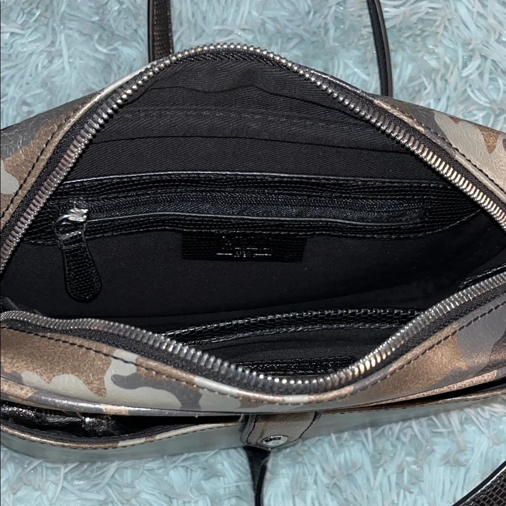 GILI CAMO LEATHER CROSSBODY BAG/ SILVER ID WRISTLET EUC - Picture 11 of 11